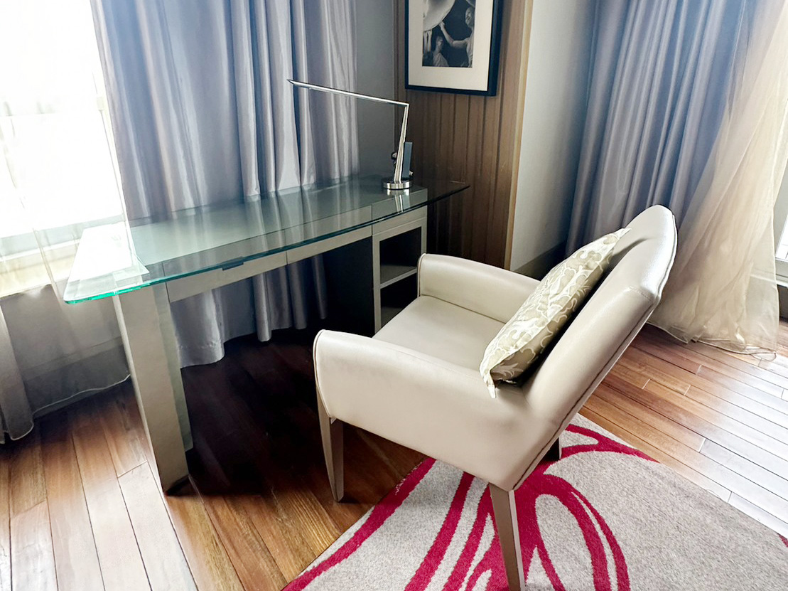 โต๊ะทำงานเข้ามุม L-Shape ท็อปกระจก โต๊ะปรับพับได้ มีลิ้นชักและช่องเก็บของ 167 cm (81)