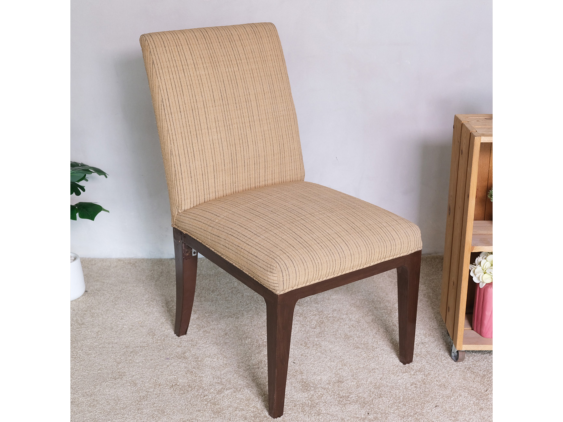 เก้าอี้ไม้ เบาะผ้าสีครีมมีลายตรง โครงสวย พนักพิงมีเบาะ  (1)