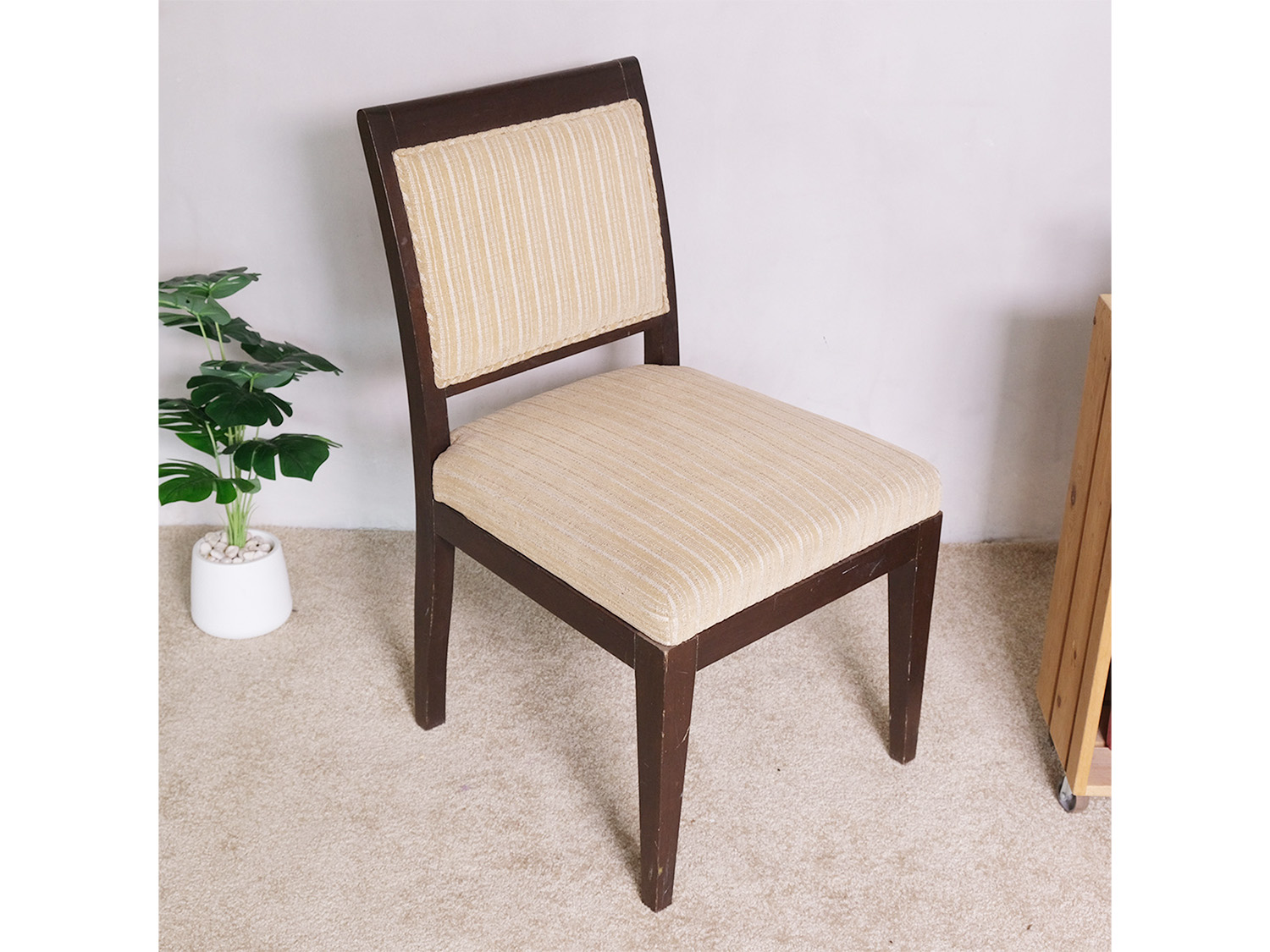 Wooden chair, cream-colored fabric cushion with straight lines. Beautiful frame, dark brown. The backrest has a cushion.