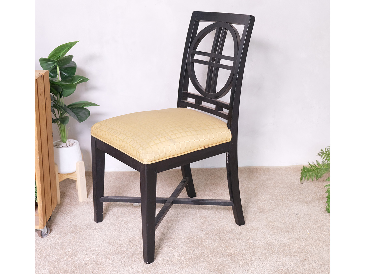 木椅，浅奶油色布艺坐垫，小方格图案，漂亮的黑色框架。