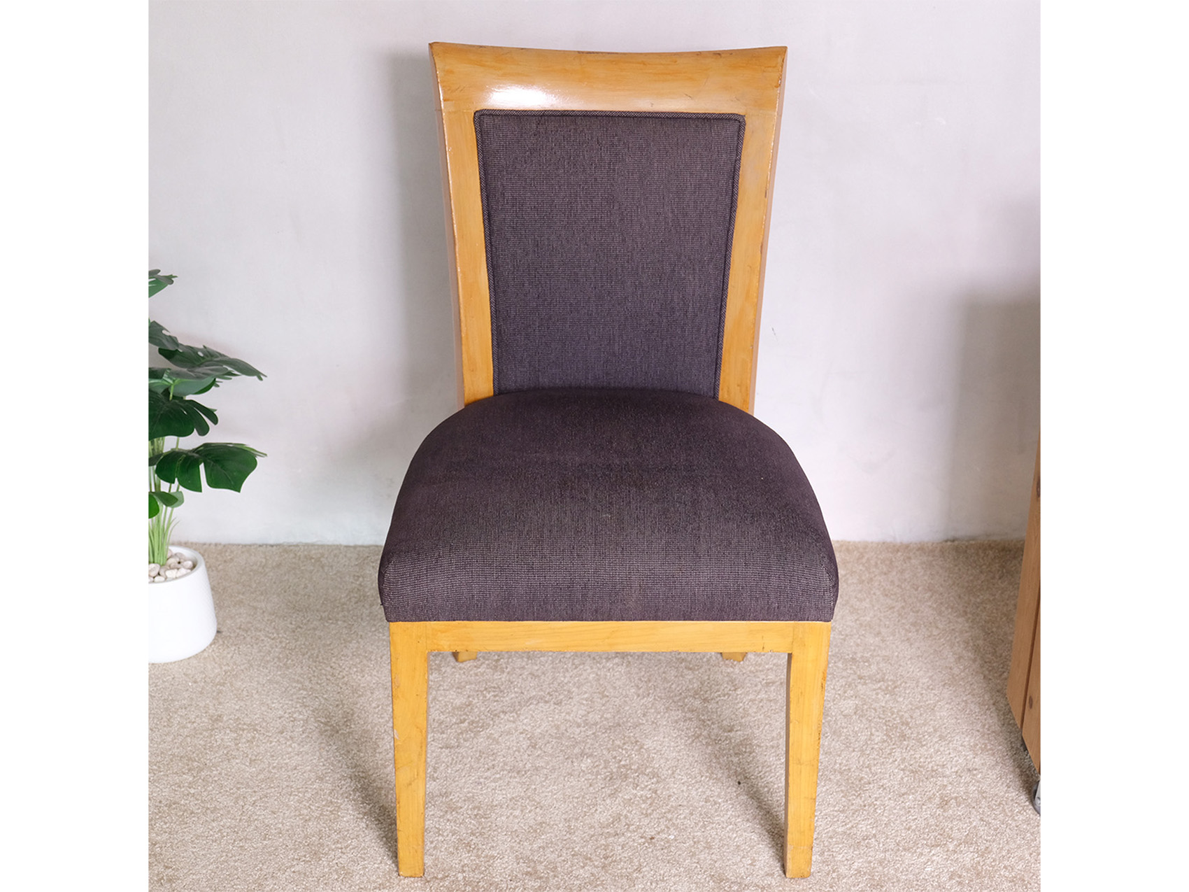 เก้าอี้ไม้ เบาะผ้าสีเทาเข้ม โครงสวยสีน้ำตาลอ่อน พนักพิงมีเบาะ (1)