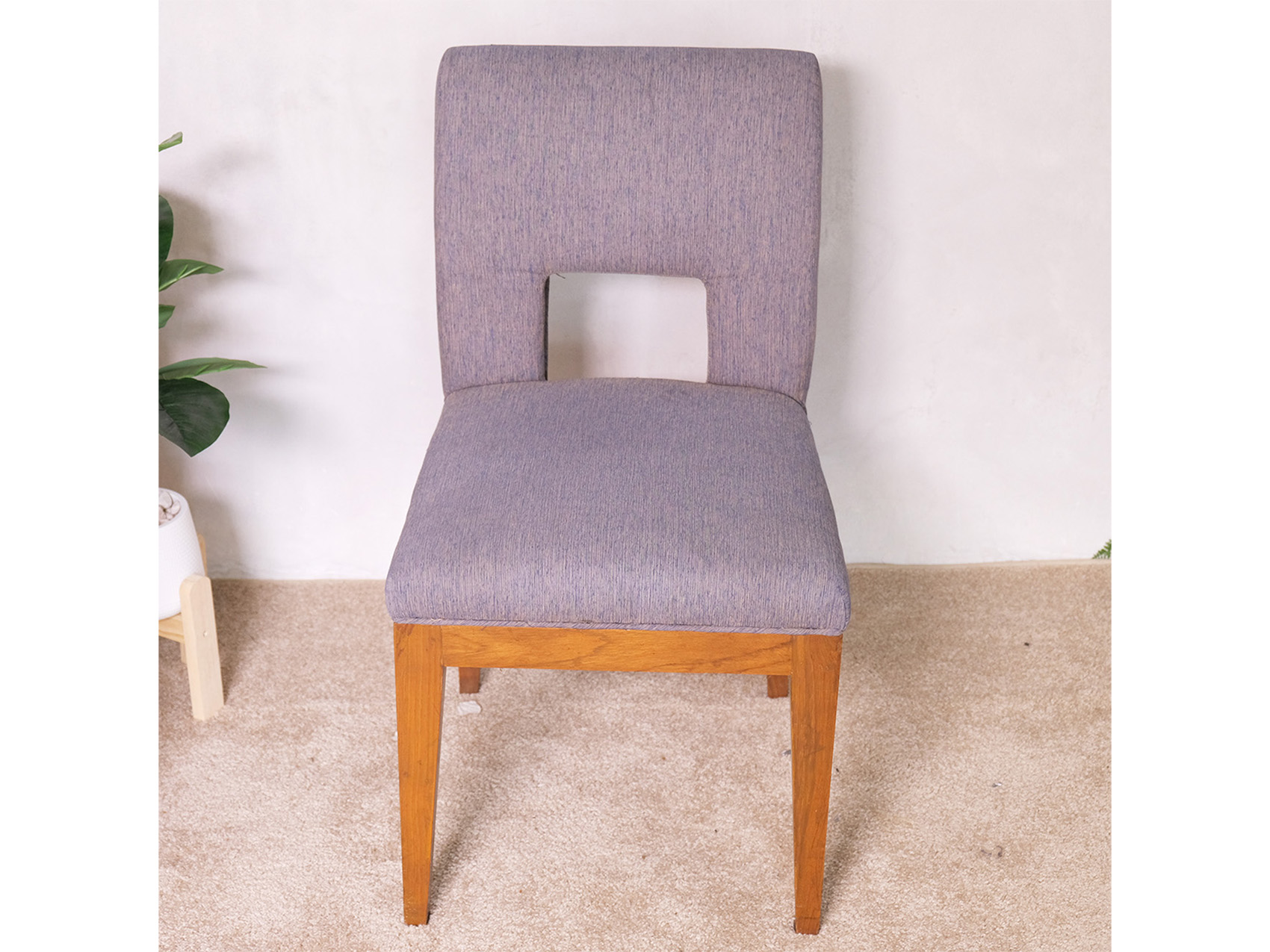 木椅，紫色布垫，漂亮的框架，带软垫的靠背。