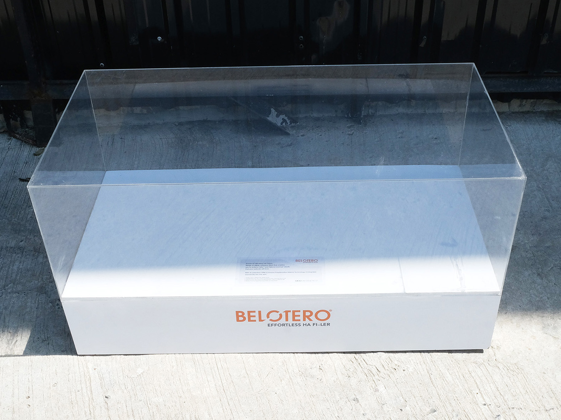 透明亚克力产品展示架，白色木框，宽水平。