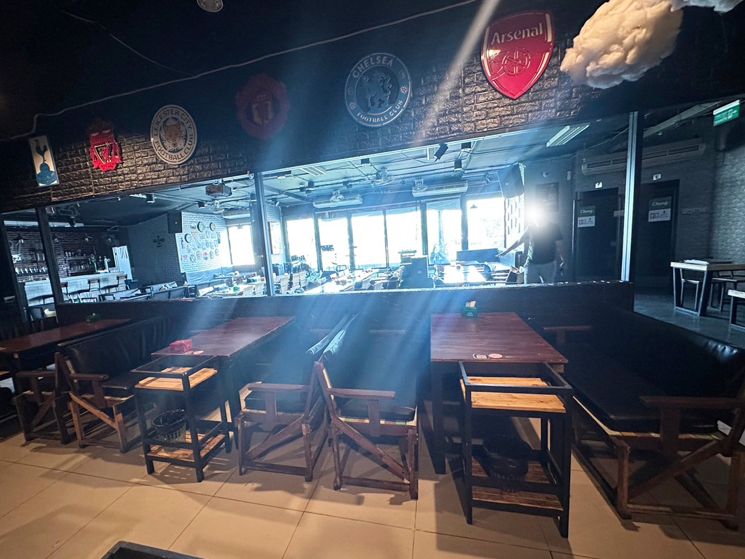 โต๊ะยาว โต๊ะไม้ร้านอาหาร คาเฟ่ บาร์ + เก้าอี้หลากสี 2 ที่นั่งพร้อมเบาะรองหนังสีดำ (1)