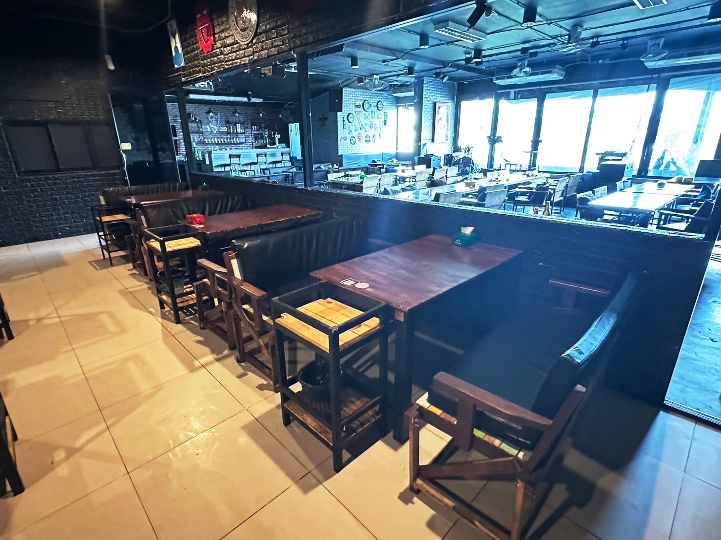 โต๊ะยาว โต๊ะไม้ร้านอาหาร คาเฟ่ บาร์ + เก้าอี้หลากสี 2 ที่นั่งพร้อมเบาะรองหนังสีดำ (1)