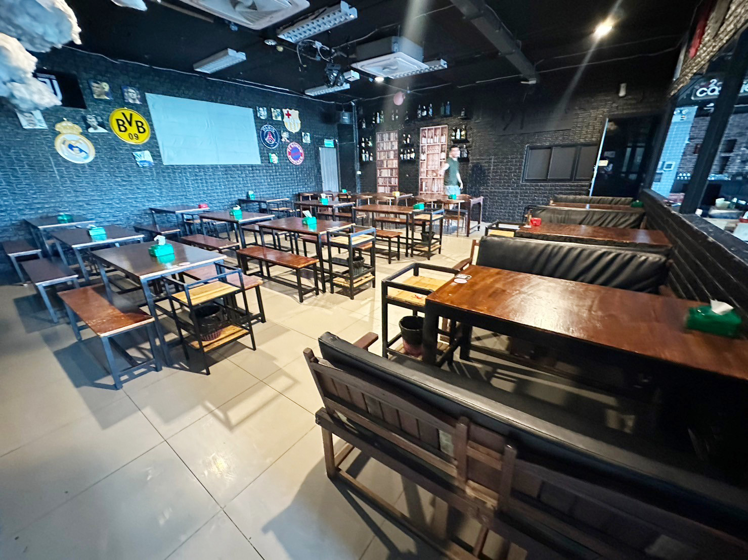 โต๊ะยาว โต๊ะไม้ร้านอาหาร คาเฟ่ บาร์ + เก้าอี้หลากสี 2 ที่นั่งพร้อมเบาะรองหนังสีดำ (1)