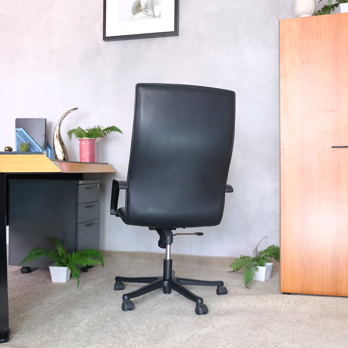 เก้าอี้สำนักงาน เก้าอี้เบาะหนังดำทรงสูง (1)