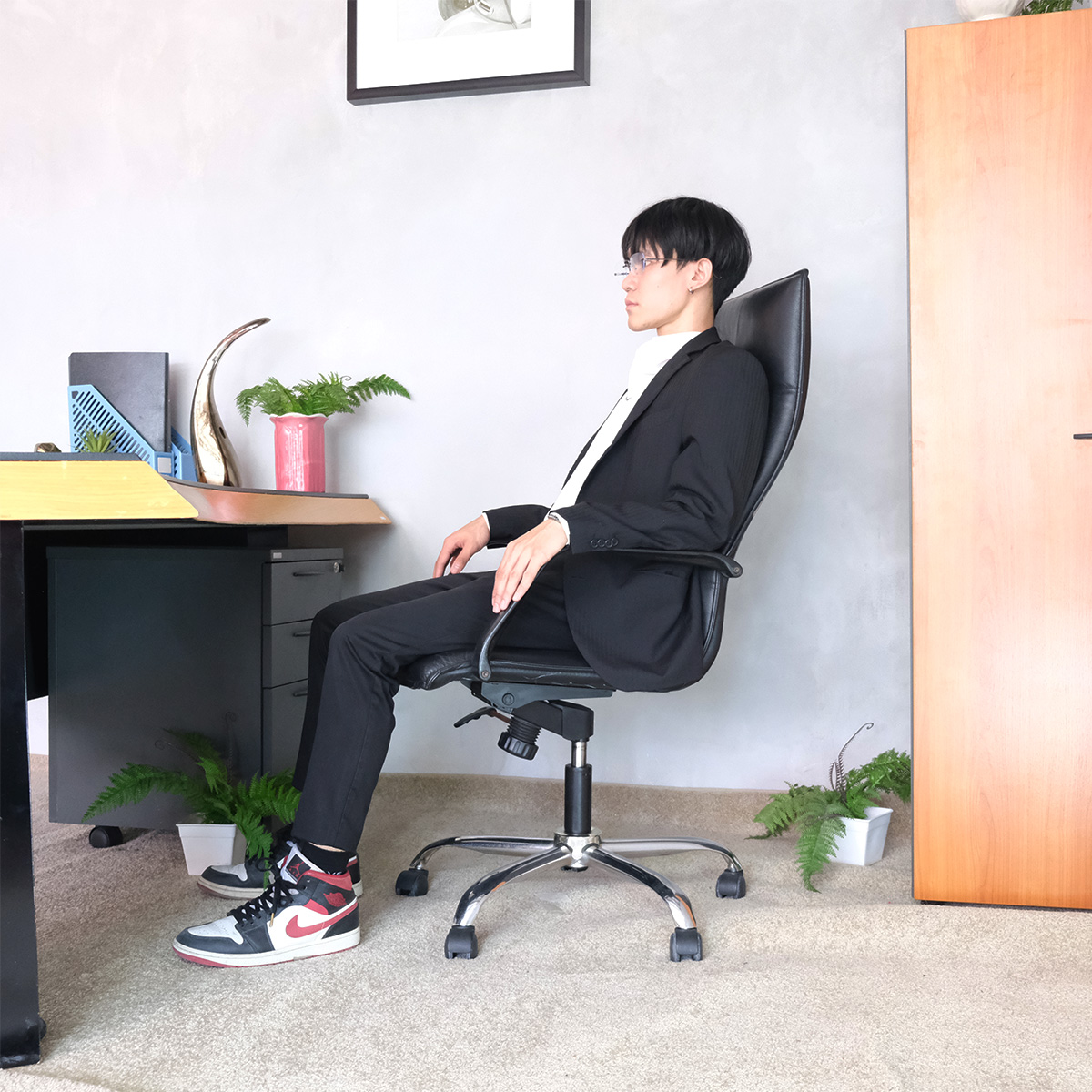 เก้าอี้สำนักงาน เก้าอี้เบาะหนังดำทรงสูง (1)