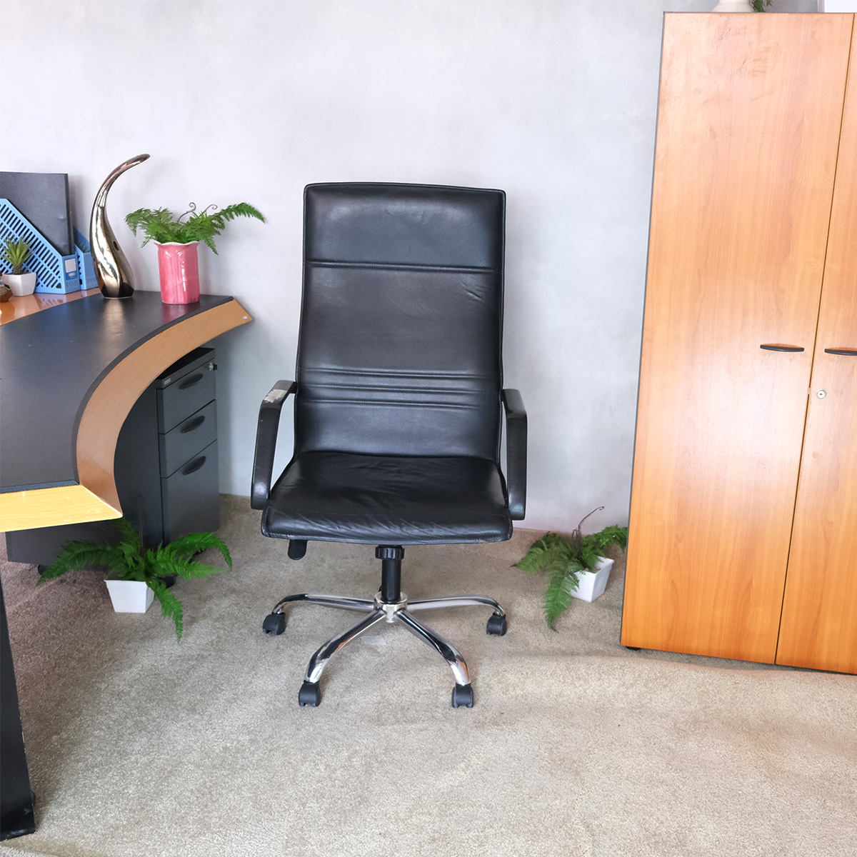 เก้าอี้สำนักงาน เก้าอี้เบาะหนังดำทรงสูง (1)