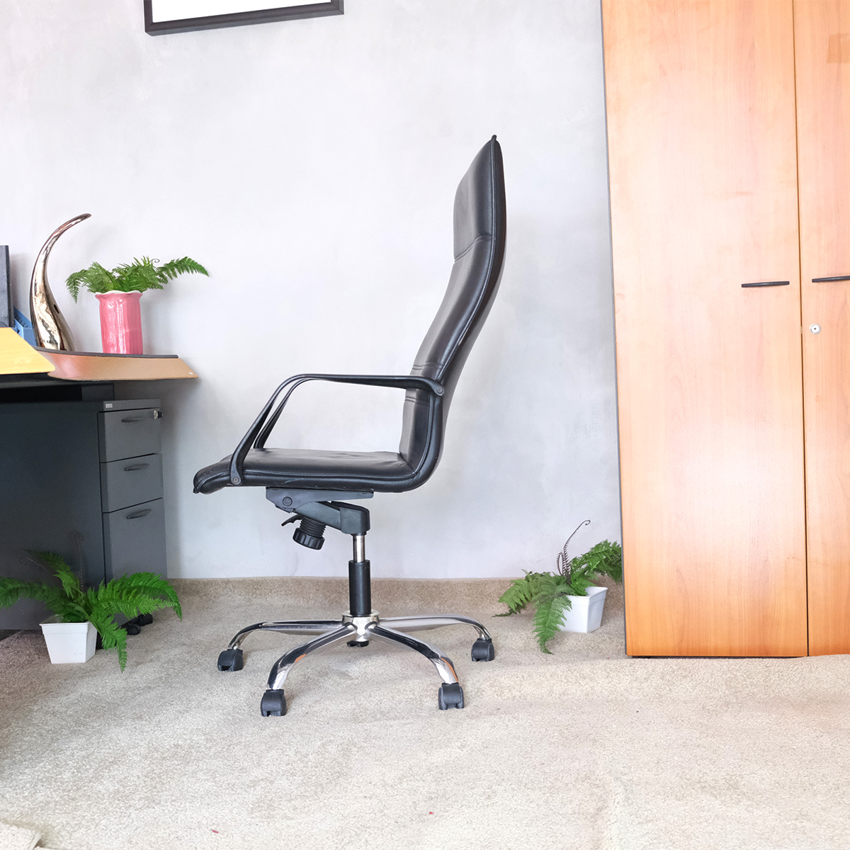 เก้าอี้สำนักงาน เก้าอี้เบาะหนังดำทรงสูง (1)