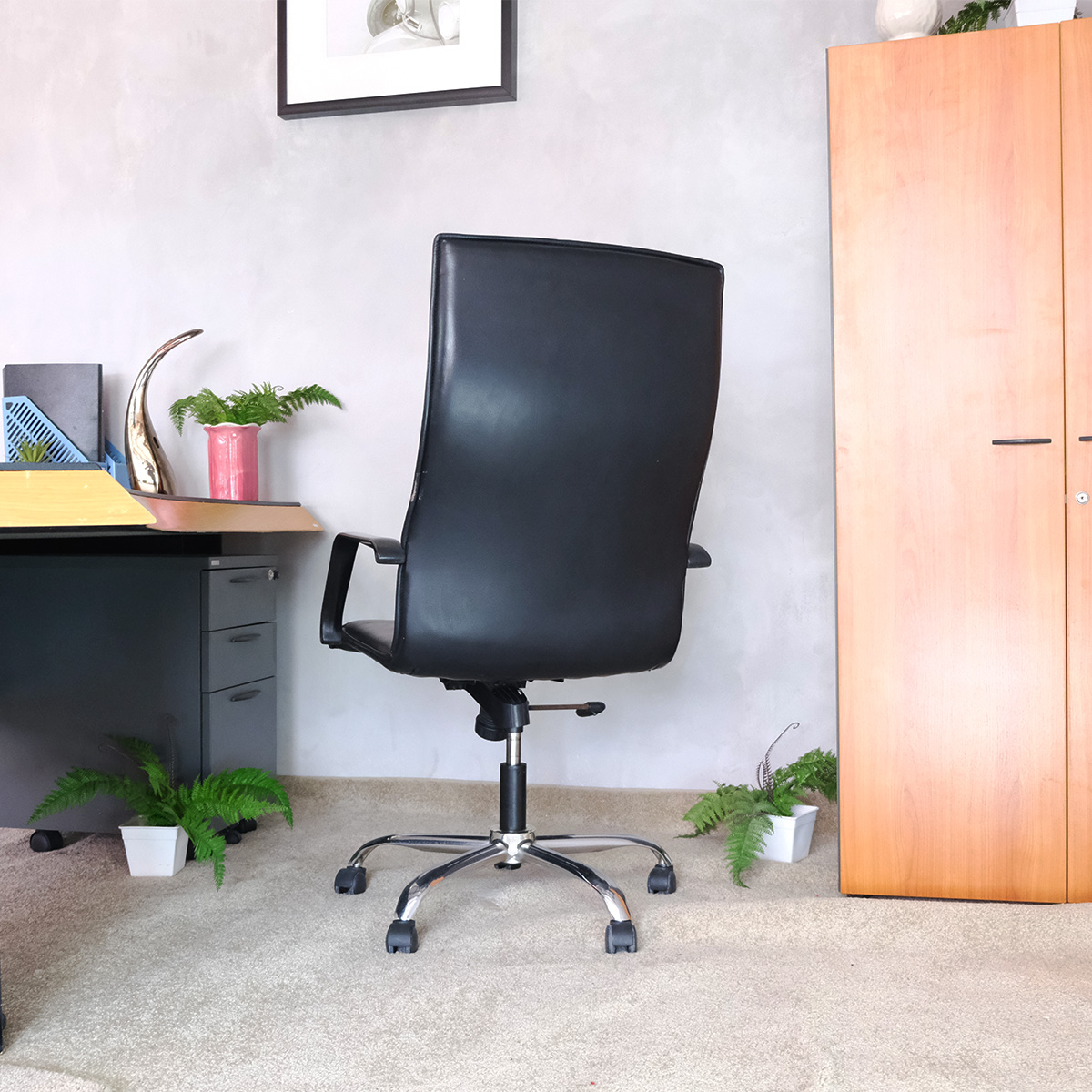เก้าอี้สำนักงาน เก้าอี้เบาะหนังดำทรงสูง (1)