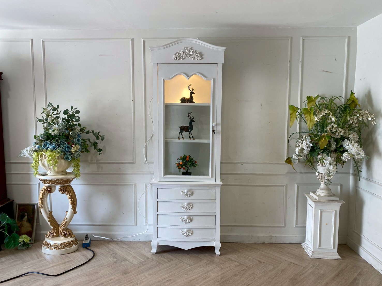 Luxurious Baroque-style display cabinet in white with 4 drawers and 1 opening door.