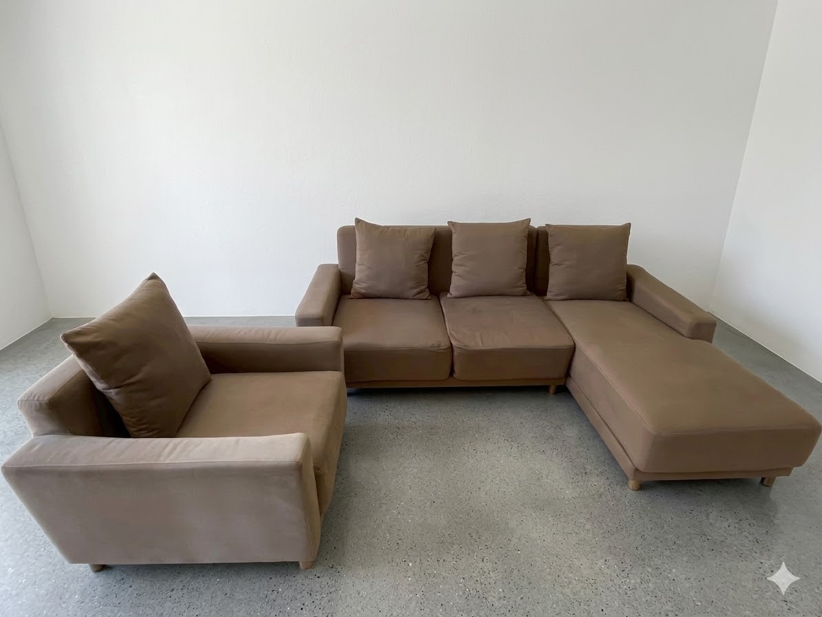 3 人座 L 形轉角沙發，有扶手椅，鋼腳，啡色布料座椅。