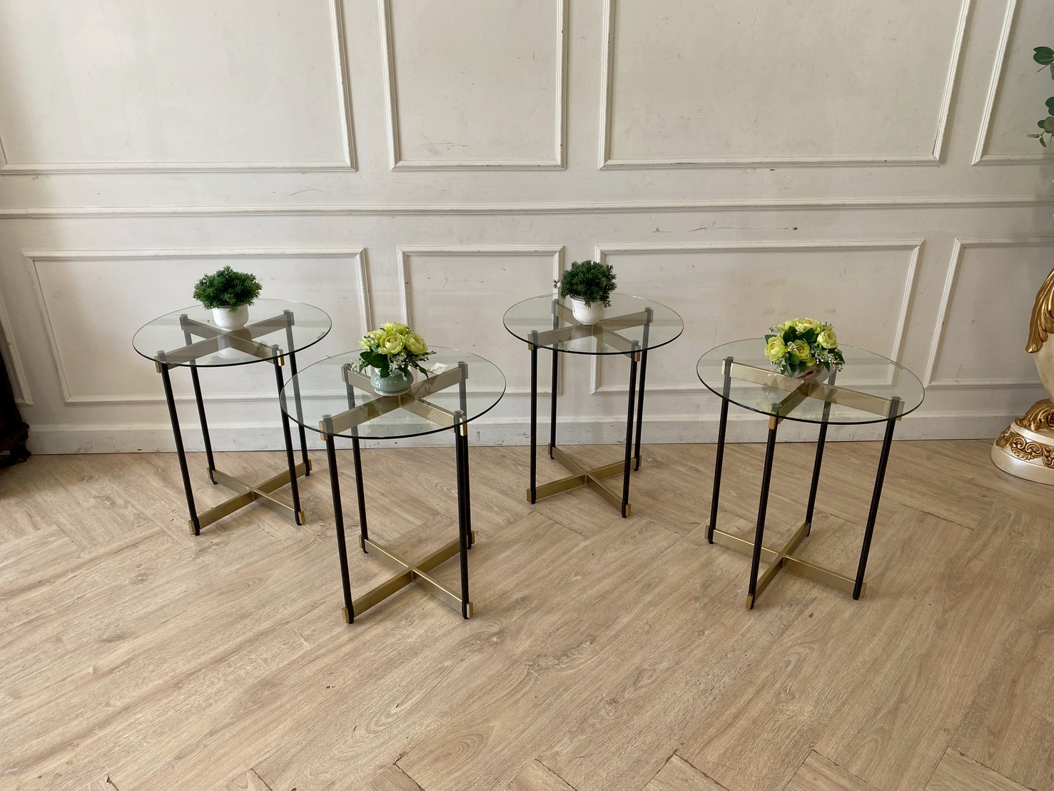 โต๊ะกลาง ยี่ห้อ LIFESTYLE รุ่น NOVILLE หน้ากระจก  ขาเหล็ก สีทองเหลือง (3)