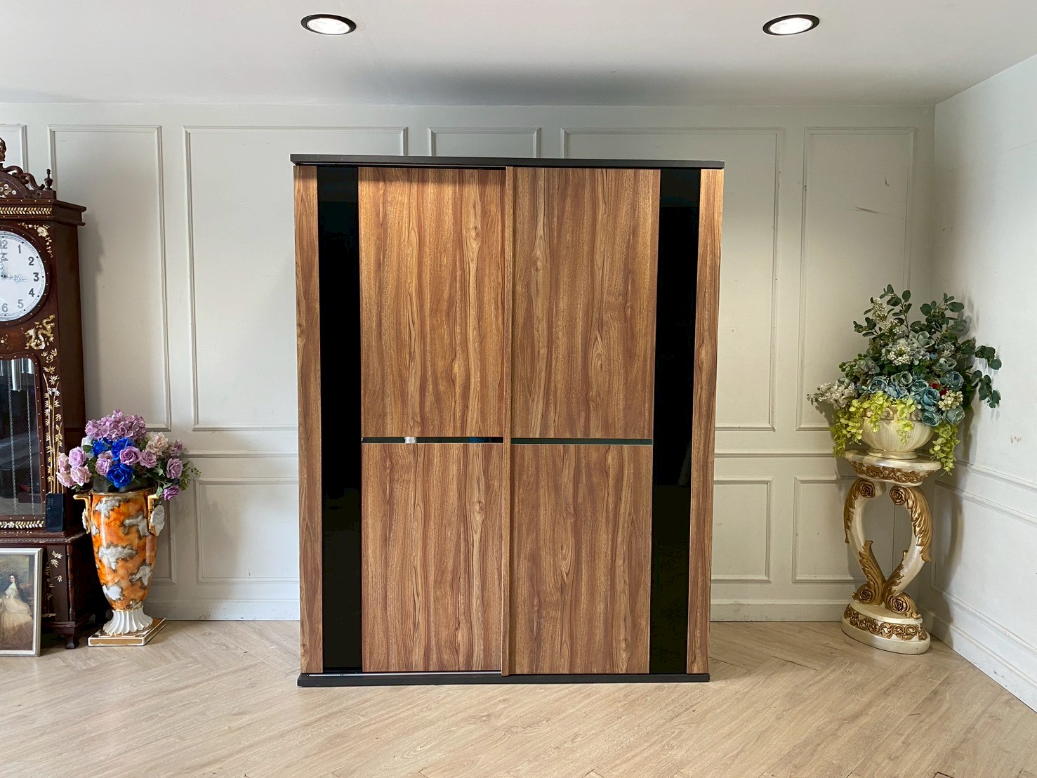 Koncept 衣柜，棕色木质台面