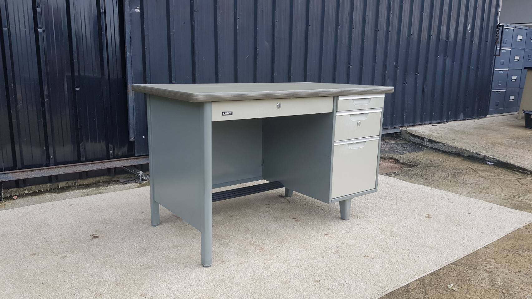 โต๊ะทำงานเหล็ก 2 ลิ้นชัก สีเทา (1)