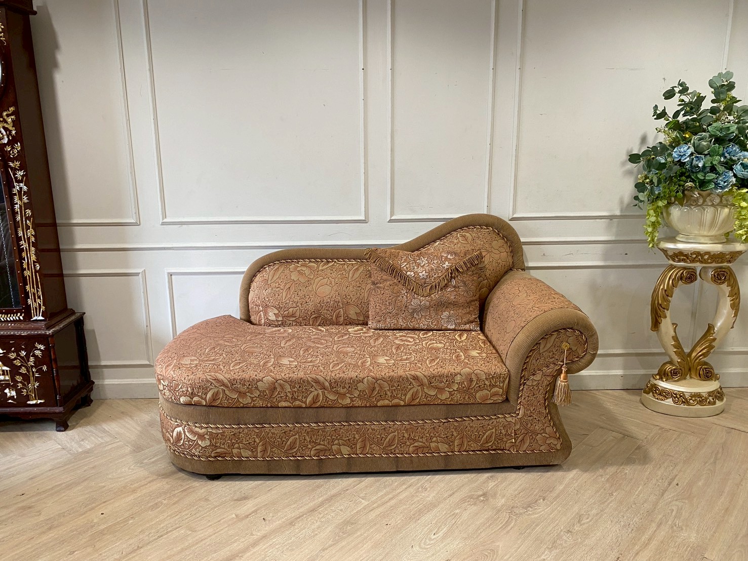 โซฟาเดย์เบด พร้อมหมอน เบาะผ้า สีน้ำตาล สไตล์วินเทจ (1)