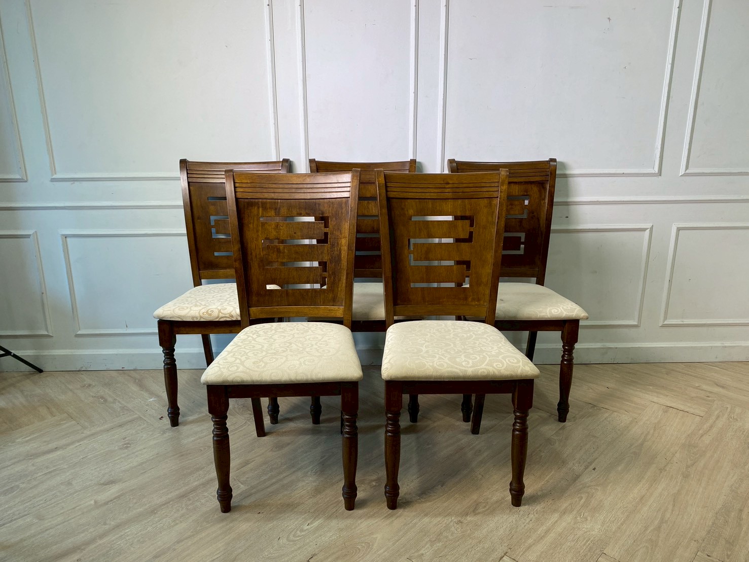 เซ็ตเก้าอี้ไม้ เบาะผ้า สีครีม สไตล์วินเทจ (1)