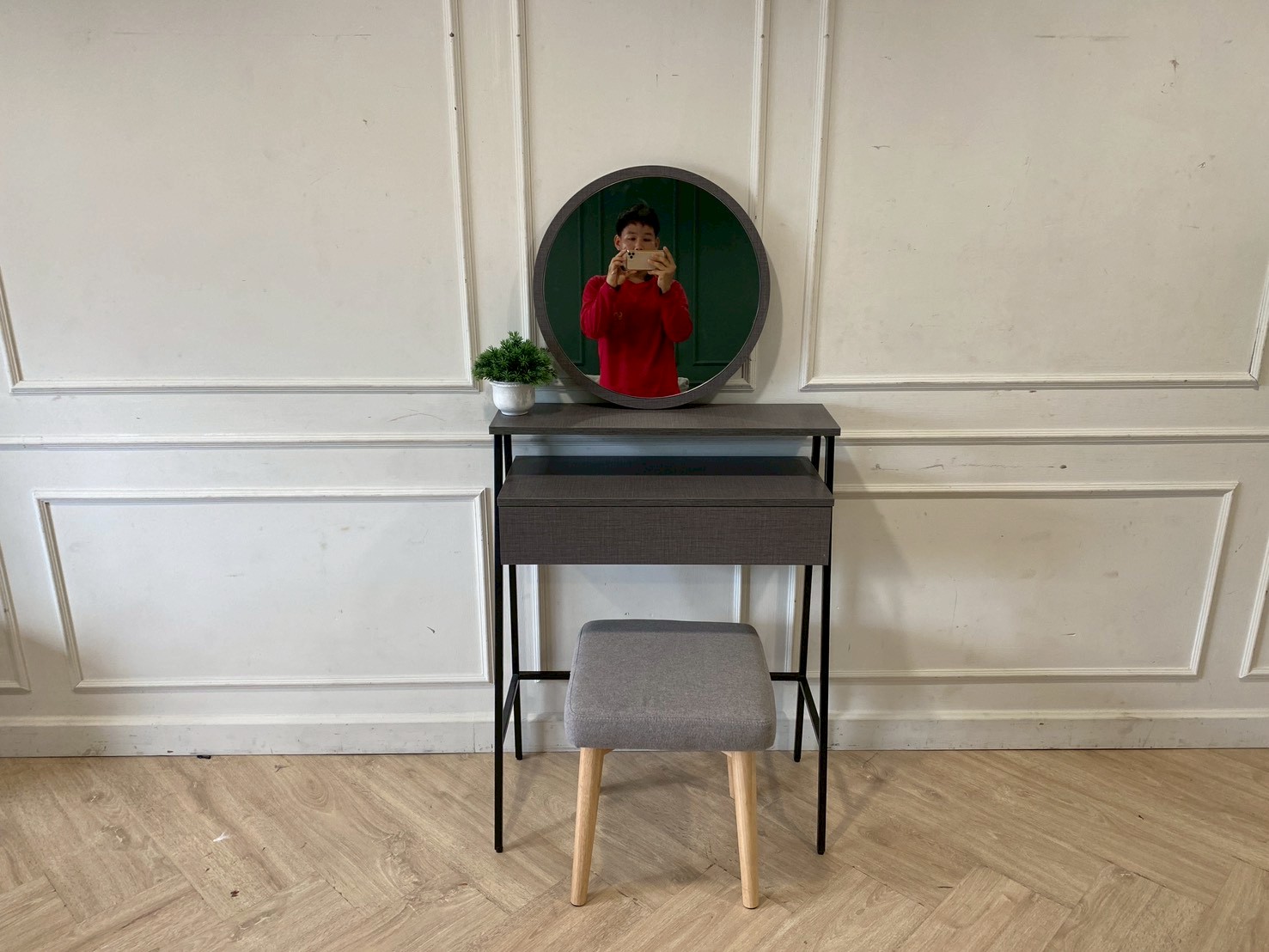 現代梳妝台，有1個抽屜同鏡面