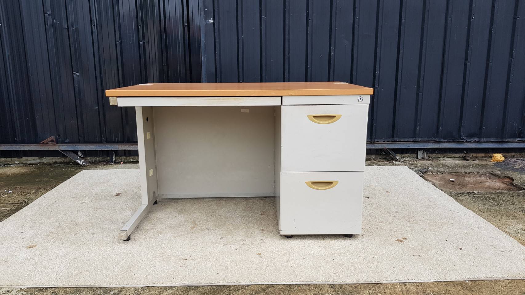 โต๊ะทำงานเหล็ก ท็อปไม้ 3 ลิ้นชัก สีเทา (1)