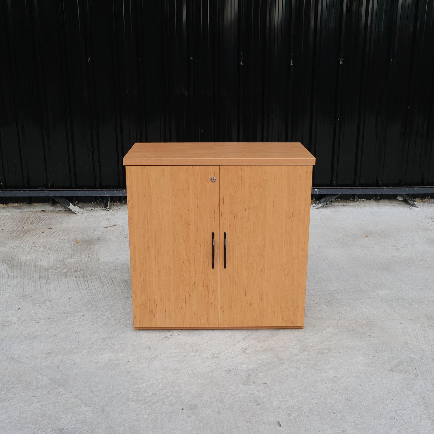 ตู้ไม้เก็บเอกสาร 2 บานเปิด มือจับแนวตั้งสีดำ (1)