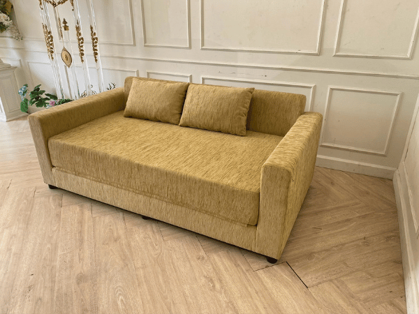 2 座沙发床、布艺坐垫和枕头