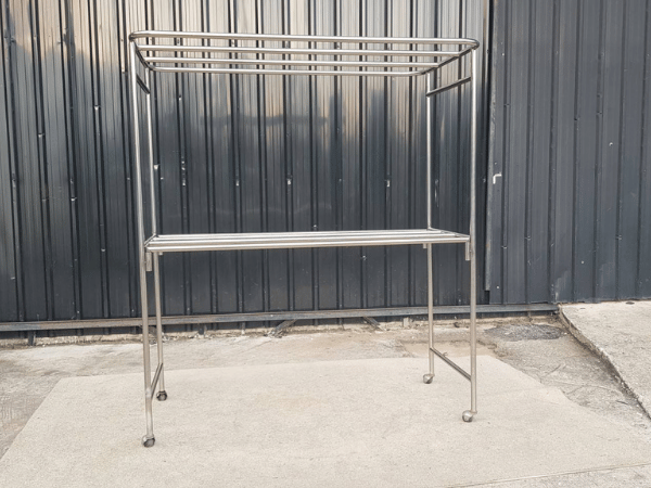 带轮子的不锈钢挂杆