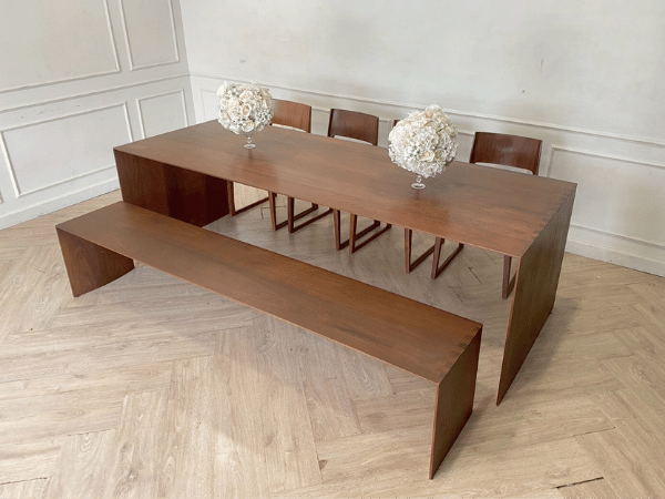 现代风格木制餐桌，配有长凳和 8 把椅子。_L7MVYIXFF5