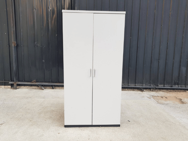 ตู้แขวนเสื้อผู้บริหาร 2 บานเปิด สีเทาอ่อน 1 ลิ้นชักข้างใน (1)