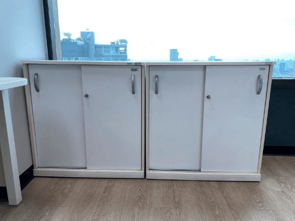 ตู้เอกสาร 2 บานเปิด โครงไม้ สีเทา ยี่ห้อ perfect (2)