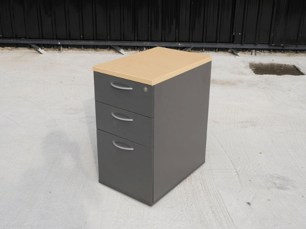 灰色木质文件柜，带 3 个抽屉，米色木质顶部。 （没有轮子/没有钥匙）