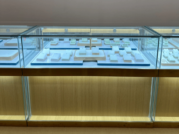 ตู้โชว์กระจก โครงไม้ สไตล์เรียบหรู (14)