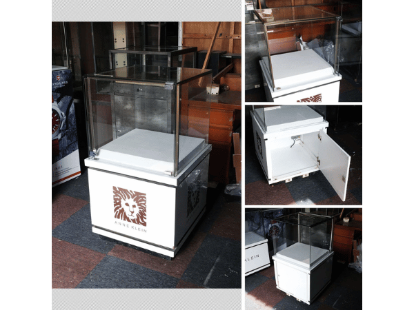 珠宝柜、玻璃柜展示产品方形可打开的玻璃门，白色木底座