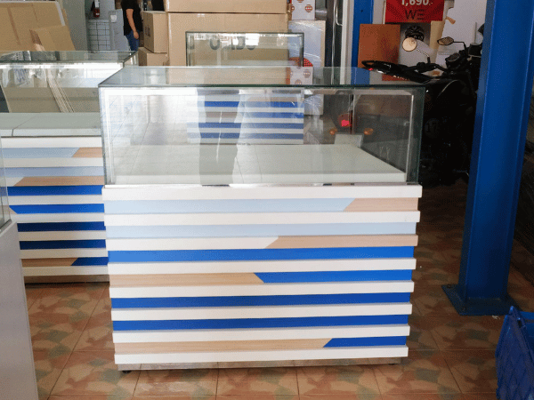 ตู้จิวเวลรี่ ตู้โชว์สินค้ากระจกแบบลิ้นชัก  ทรงสี่เหลี่ยมคางหมู (เฉียงขวา) (1)