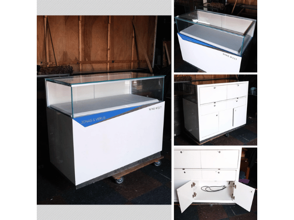 ตู้จิวเวลรี่ ตู้กระจกโชว์สินค้า ทรงสี่เหลี่ยมผืนผ้า ประตูกระจกบานเปิด ฐานไม้สีขาวลายคาดน้ำเงิน (มี 1 ใบ)