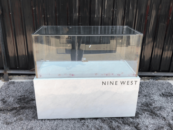 ตู้จิวเวลรี่ ตู้กระจกโชว์สินค้า ทรงสี่เหลี่ยมผืนผ้า ประตูกระจกบานเปิด ฐานไม้สีขาวลายหินอ่อน (1)