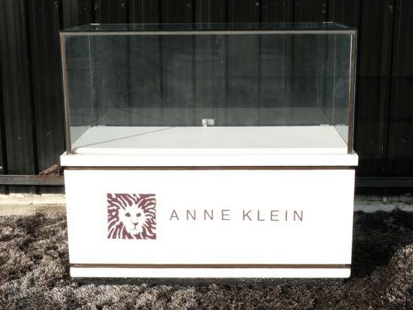 ตู้จิวเวลรี่ ตู้กระจกโชว์สินค้า ทรงสี่เหลี่ยมผืนผ้า ประตูกระจกบานเปิด ฐานไม้สีขาวคาดดำ (1)