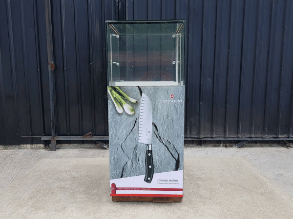 珠宝柜、玻璃柜展示产品高大、方形玻璃门打开灰色石纹木底座