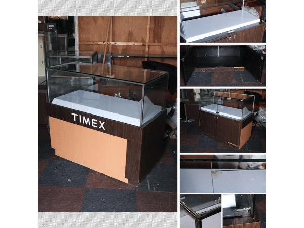 珠宝柜、玻璃柜展示产品长方形玻璃门打开棕色木桌脚