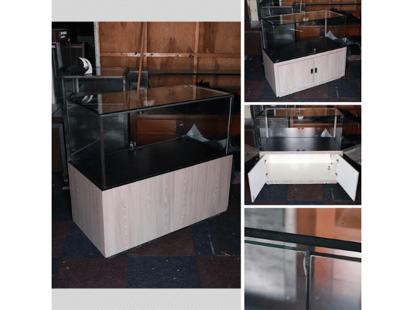 珠宝柜、玻璃柜展示产品长方形玻璃门打开棕色木纹底座