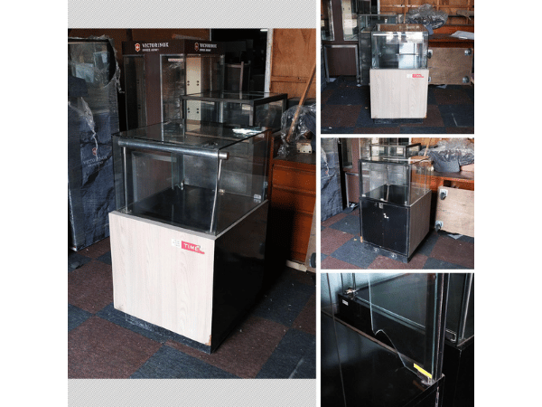 珠宝柜、玻璃柜展示产品方形玻璃门打开棕色木纹底座