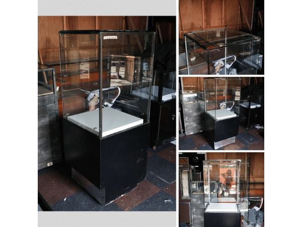 ตู้จิวเวลรี่ ตู้กระจกโชว์สินค้า ทรงสี่เหลี่ยมจตุรัส ประตูกระจกบานเปิด ฐานไม้สีดำคาดเงิน (มี 1 ใบ)