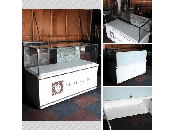 ตู้จิวเวลรี่ ตู้กระจกโชว์สินค้า ทรงสี่เหลี่ยมผืนผ้า ประตูกระจกบานเลื่อน ฐานไม้สีขาวคาดดำ (มี 1 ใบ)