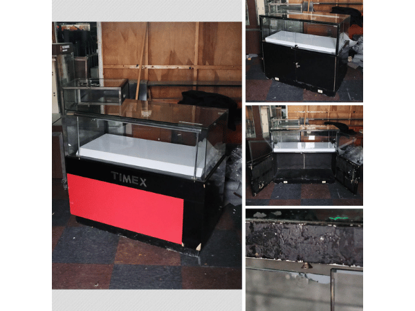 珠宝柜、玻璃柜展示产品长方形玻璃门打开黑色木质底座，红色饰边