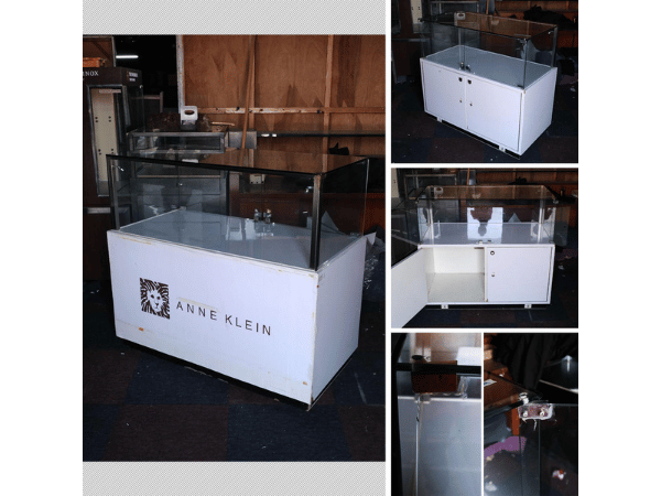 珠宝柜、玻璃柜展示产品长方形玻璃门打开白色木质底座，黑色饰边