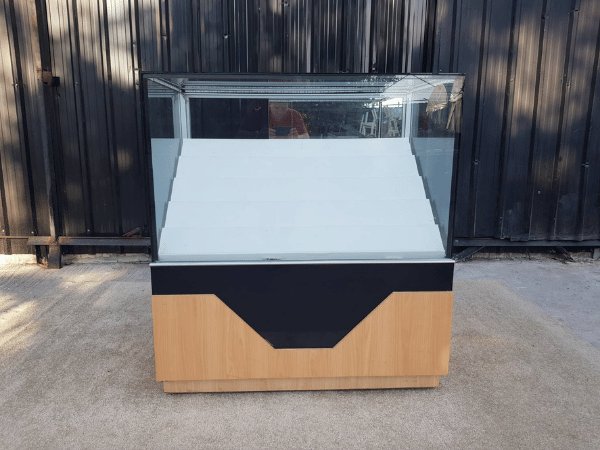 ตู้จิวเวลรี่ ตู้กระจกโชว์สินค้า ตู้โชว์โทรศัพท์ ประตูกระจกแบบสไลด์ โครงไม้ท็อปสีดำ (2)