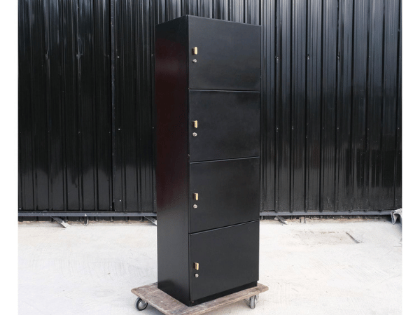 高木柜，有 4 门，向左打开，黑色，内部有储物格。