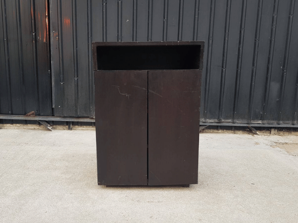 2门木质柜子, 深棕色