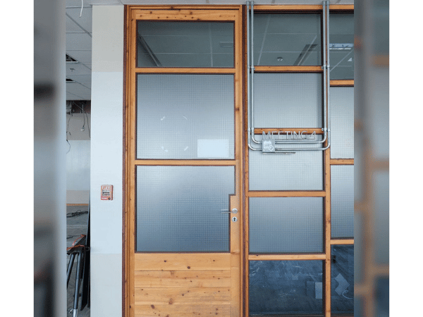 ประตูไม้ มีช่องกระจก (ไม่มีกุญแจ / ไม่มีโช้คประตู) (1)