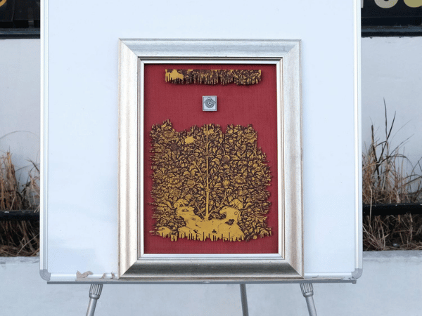 รูปภาพป่าไม้สีทองพื้นแดง กรอบสีเงิน (3)